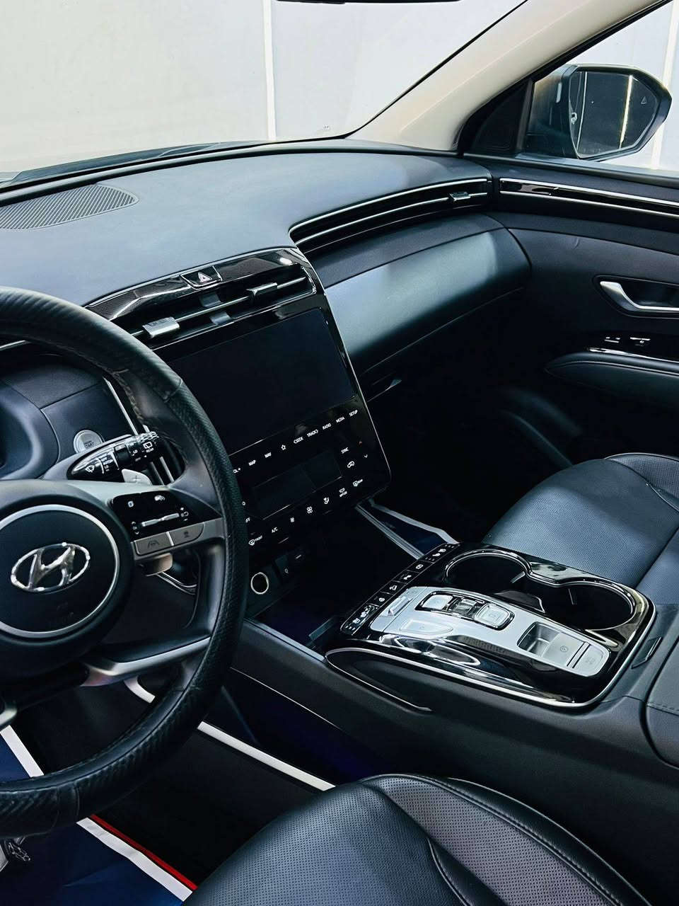 السلام عليكم
توسان 24
وارد امريكي 
فول مواصفات 
رادار
كاميرا 360
بانوراما قطعتين 
سوالف كلش هواي 
للتواصل ***********
رقم قادسيه بأسمي مشروع وطني
مكان السياره ديوانيه
