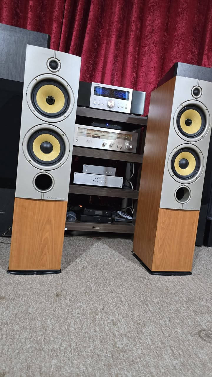 سماعات Wharfedale Diamond 8.4 تعتبر من السماعات البريطانية المشهورة  وصوتها معروف بالدفء والباس الممتلئ.
Wharfedale Diamond 8.4
المواصفات
التصميم: Bass Reflex
النظام: 3-Way
التردد: 30Hz – 20kHz 
المقاومة: 6 Ohm 
قدرة الأمبليفاير المناسبة:   150 واط 
التويتر: 25mm Soft Dome
الميدرنج: 6.5 إنج Kevlar
الووفر: 6.5 إنج Kevlar 
الأبعاد:
الارتفاع: 90 سم
العرض 21.3 سم 
عمق 30 سم
طبيعة الصوت
الصوت دافئ ومريح للاستماع الطويل.
الباس قوي وعميق مقارنة بحجمها.
الميد ممتاز للأغاني والأصوات البشرية.
التريبل ناعم مريح 
السعر 290 الف


**إذا كنت صاحب هذا الإعلان وتريد حذفه لأي سبب، رجاءا أرسل رسالة إلى الدعم الفني**