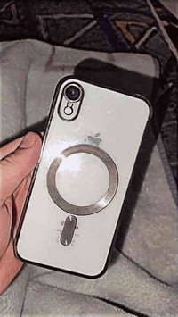 ايفون Xr   نضافة 100% مكفول  نموذجA ذاكرة64 بطاريته77% وشحنه زين والله...