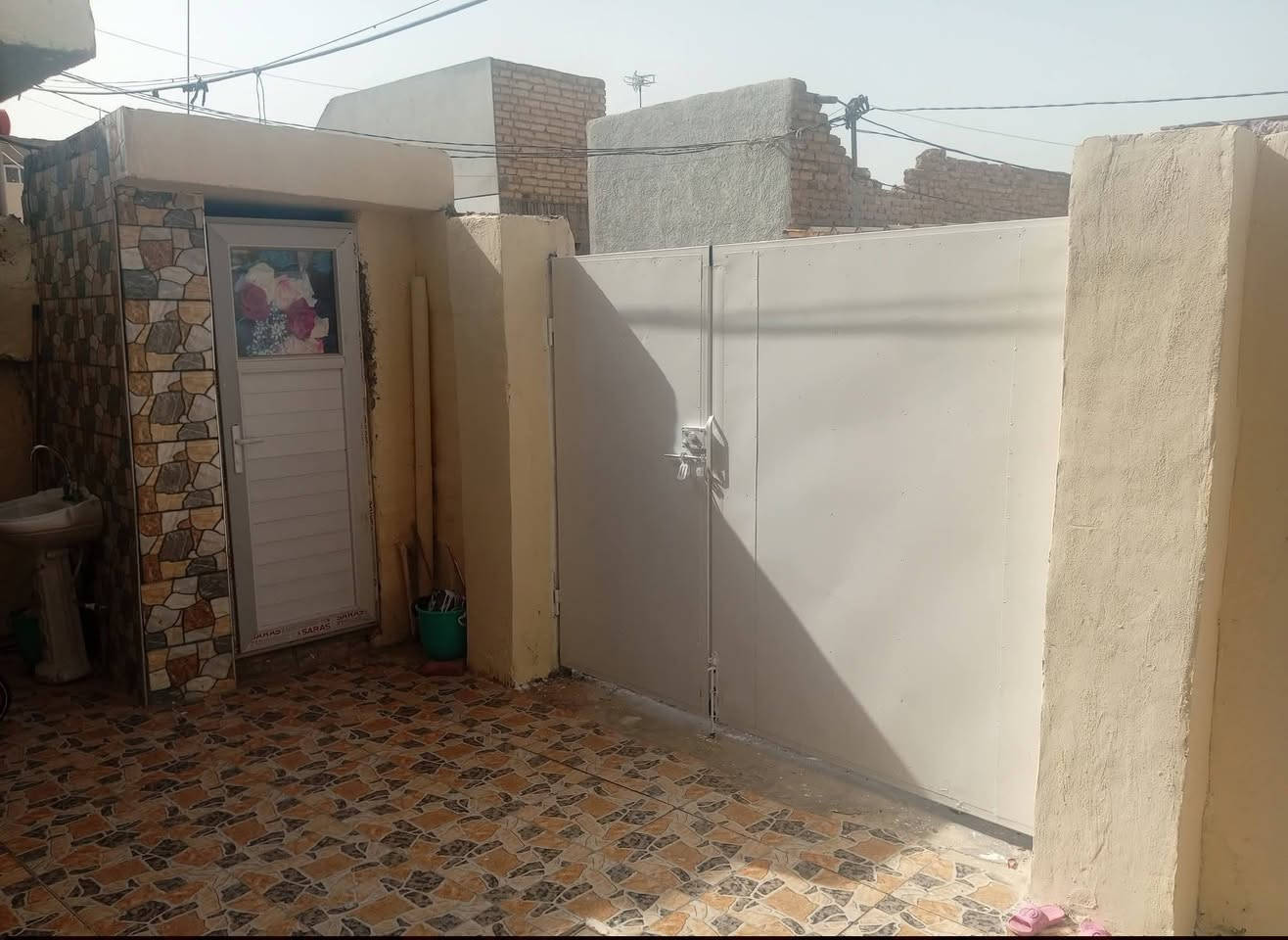 🏡 فرصة بيت للبيع | الطهمازية عمود 101 🏡
📐 المساحة:
133م بالسند الرسمي  
150م واقع حال على الأرض  
طابو صرف | سند 25
تحويل مباشر 
ضريبه مدفوعه
الواجهه عشره ونص 

🏠 البناء:
بيت طابقين مرتب  
الطابق الأول: غرفة نوم + صالة + مطبخ + صحيات عدد 2داخليه وخارجيه 
الطابق الثاني: غرفة كبيرة + مخزن صغير يرهم يصير غرفة أطفال

📍 الموقع:
يبعد 200 متر فقط عن الشارع العام، منطقة هادئة ومناسبة للعوائل

📌 ملاحظة: البيت نضيف ومساحته حلوة وسعره مناسب جداً
***********واتساب أو اتصال
