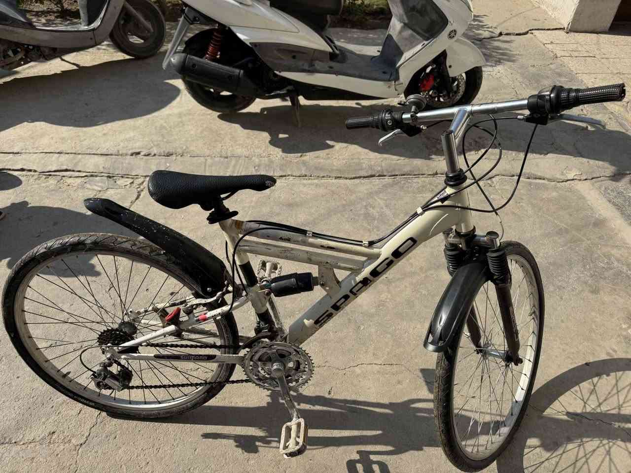 سلام عليكم بيسكل مال باله ياباني  كامل ما بي نقص للبيع  سعره ١٠٠ بغداد الشعب ***********
