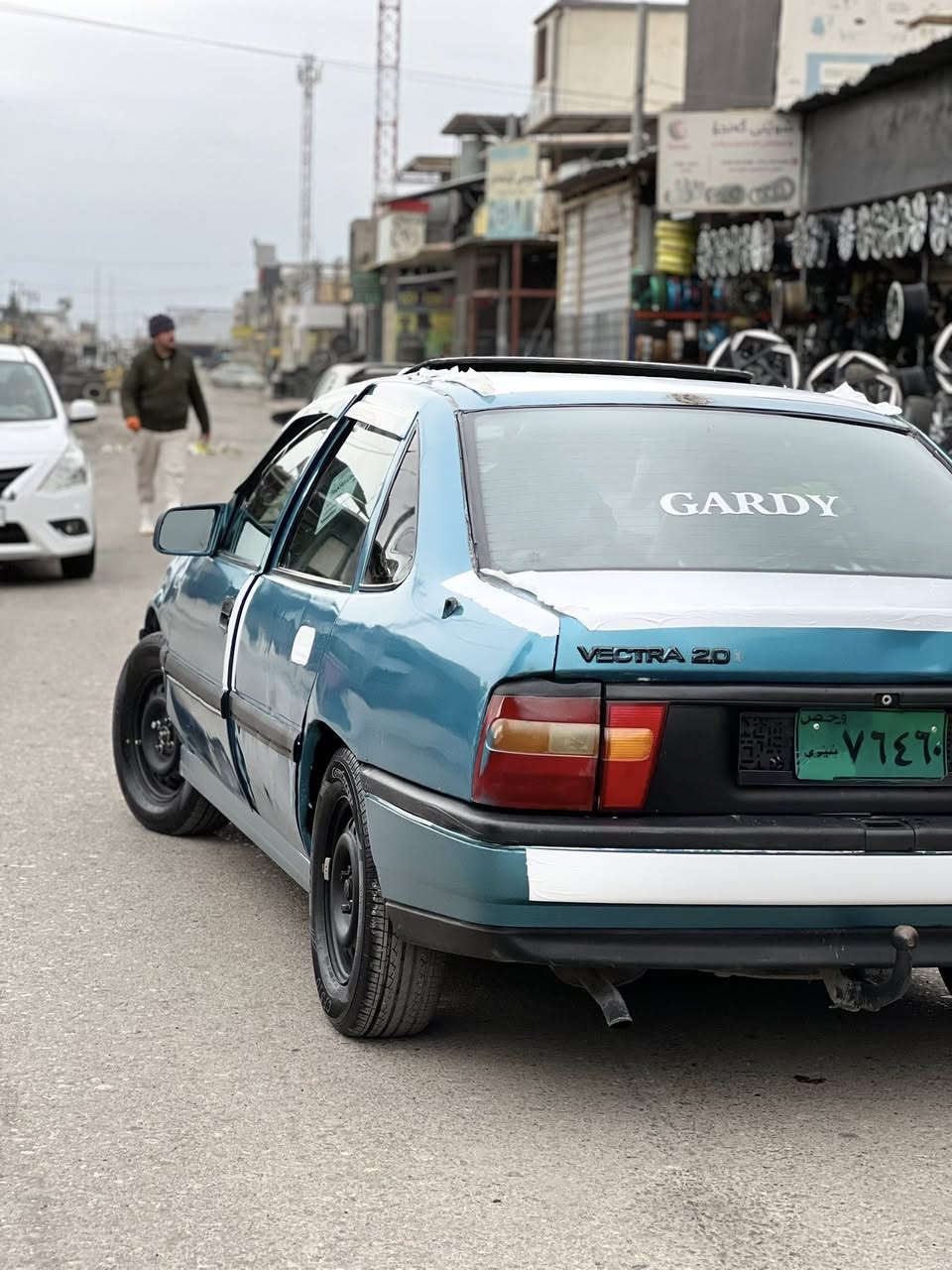 سلاوی خواتان لیبی
ئۆپل فیکترا مۆدیل ١٩٩٢
ماشاللە سەیارەکە بی موشکیلەیە  
ئەیبی ئەسە دوو چامی کارەباهیە پاوەرە 
سەنەوی لەگەلە وەلالەشی بە ناوی خۆمە 
ناو نیشانیش لە هەولیرە 
تیبینی 
چوار تایەی تازەیە تاخم پیشی کەمیکە گۆراوە یانی هەفتەیەکە 
نرخەکەشی ٢٧ وەرەقەو مەجالیکە کەمی هەیە *********** بۆزانیاری ئەوەش رەقەمەکەیە
