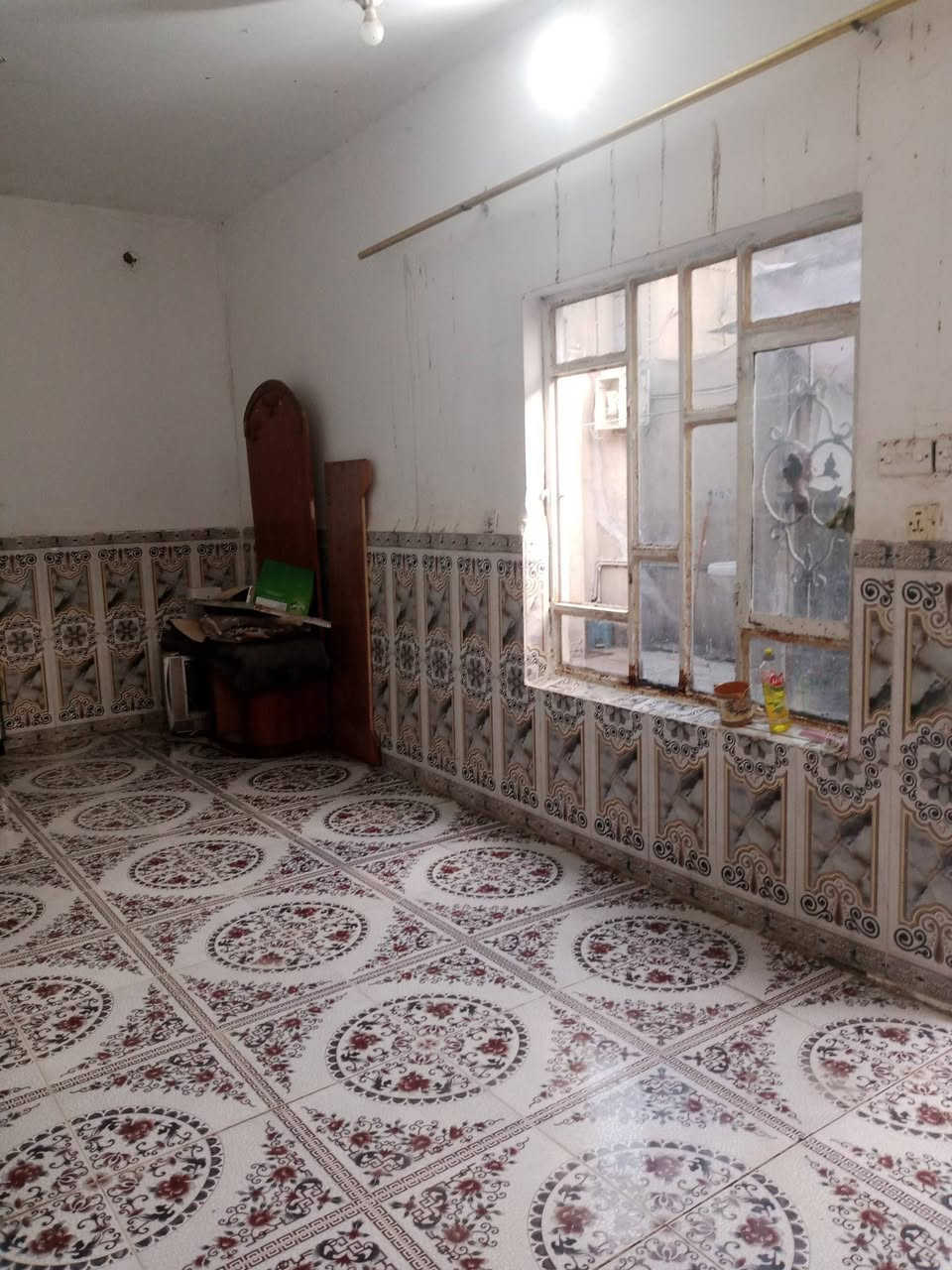 بيت للبيع حي البدو غرفه ومطبخ وبراني حمام خارجي وداخلي وصاله المساحه 112طابو زراعي ***********
