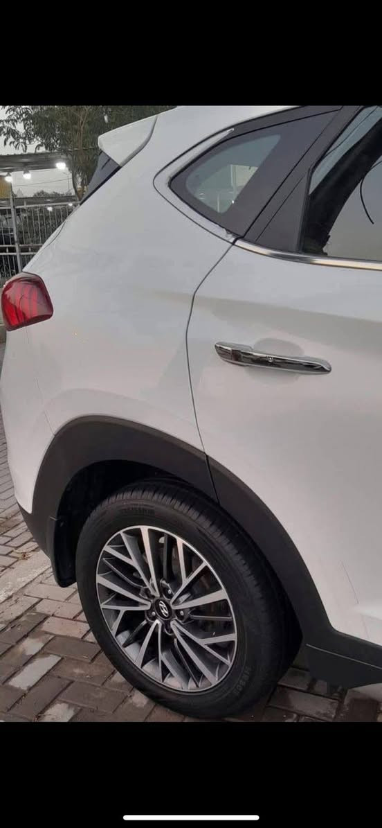 السلام عليكم
توكسان خليجي 
موديل 2020
رقم بغداد الجديد
فول مواصفات 
فتحت سقف بنوراما 
بصمة تشغيل 
ترحيب 
السيارة بيهة صخات مصبوغ بيهة خمس قطع 
سونار موجود
بدون ايرباك 
السعر 163
رقم الهاتف *********** 
موجود بغداد الكرخ 
السيارة جديدة ادامة كاملة 
مابيهة اي نقص
