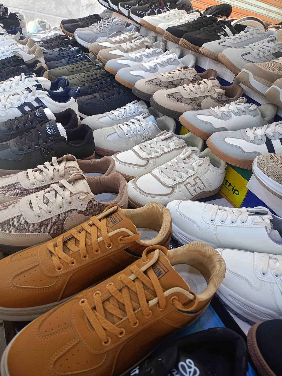 السلام عليكم شلعة احذيه للبيع سعر الزوج 5000
احذيه مرتبه ونظيفه احـلا من الصور للأستفسار
الاتصال على *********** او
*********** غير متواجد على الفيس
