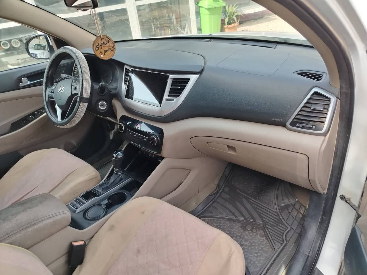 السلام عليكم توسان خليجي موديل ٢٠١٦ شكل الجديد مكفوله كفاله عامه من ضرر والصبغ السيارة بأسمي معوضه ١٨٥ وبيها مجال ***********
