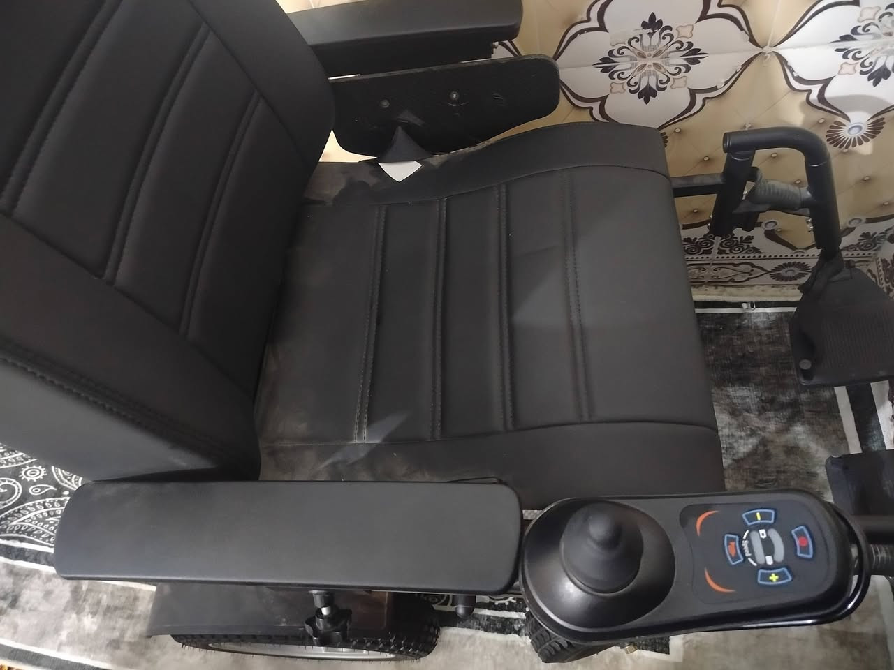 حبايب كرسي متحرك للبيع ما مستخدم ابد ***********
