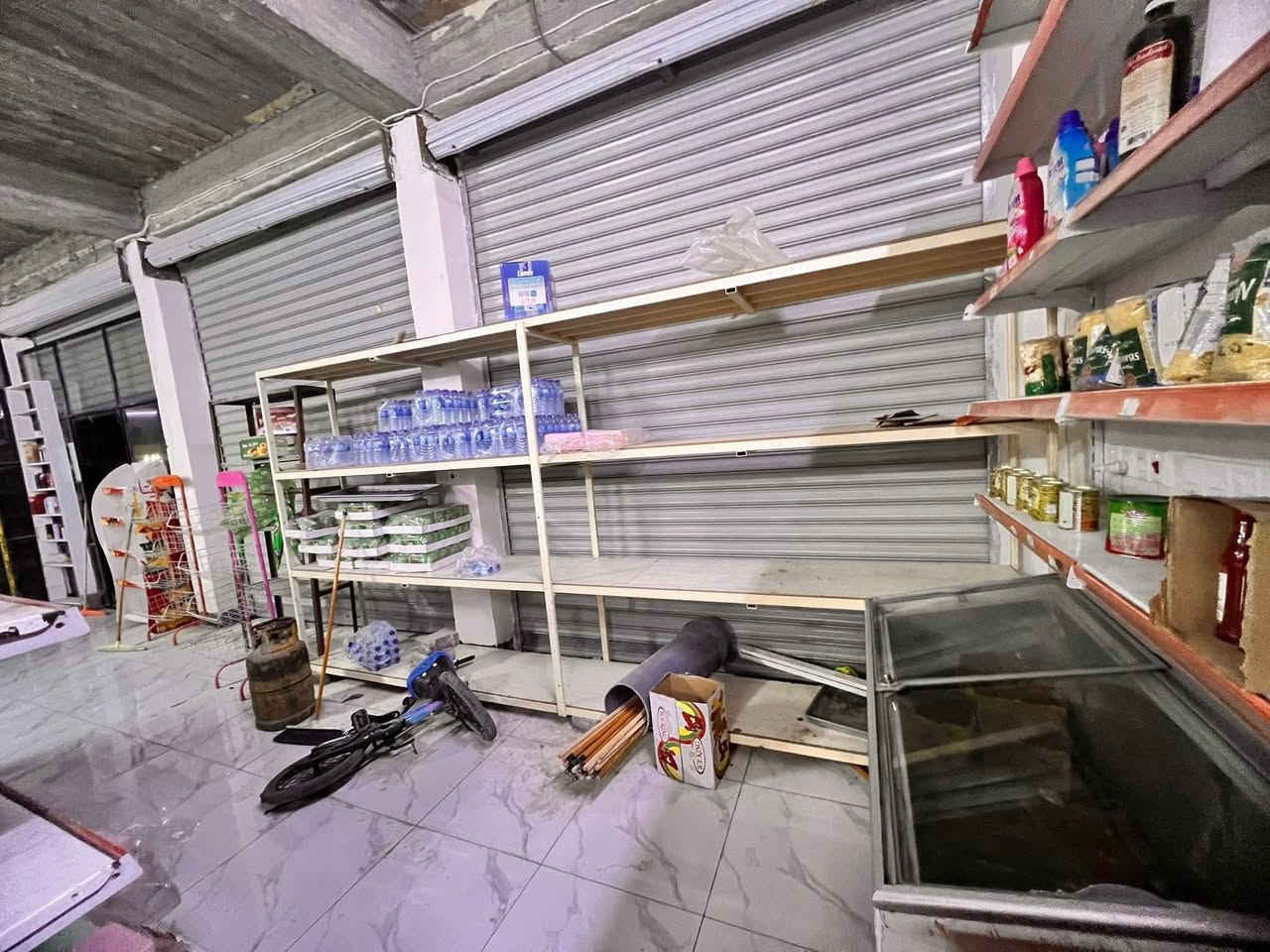 غراض اسواق للبيع شلع مابيع مفرد مكاني داقوق
سبعه برادات 
مجمدات ٢رفوف وبلام ميوزه واكو غراض مامصوره هم عارضات جبس اكبر حجم اثنين ماعده الي بلصوره شراي اتصال ***********
