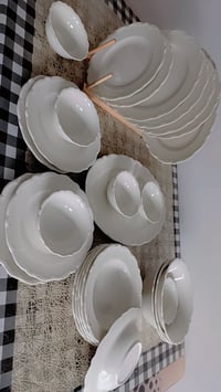 كارتون سياحي ملكي منقوش متكون من 6 تمن 6 ماعون عميق مرك و6 طرشي و4 منا...