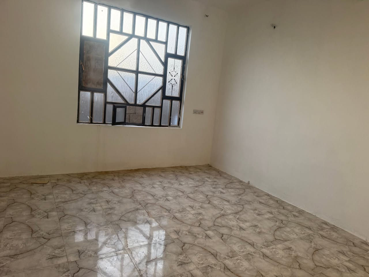 بيت للبيع في حواس شارع العباس مساحه 150 متر مربع واجه عشره متر للاستفسار 
***********
***********
