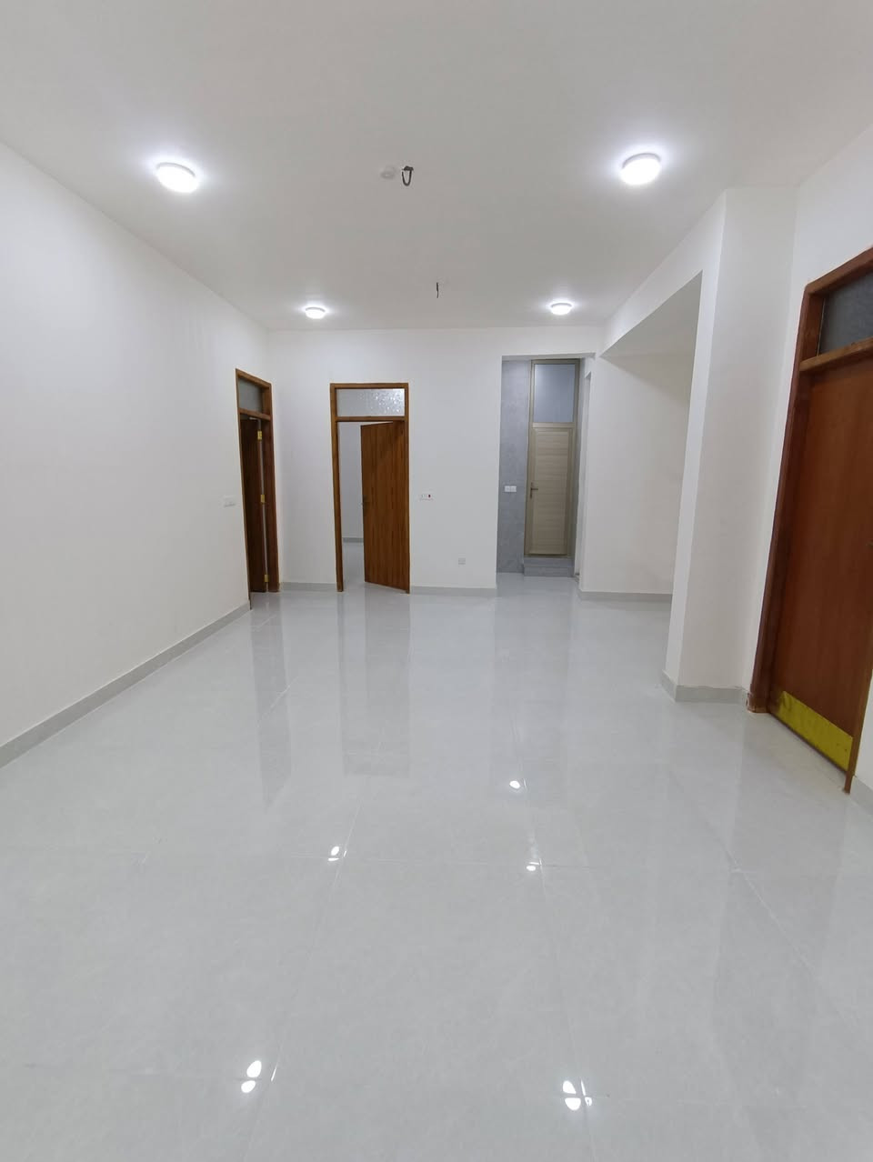 للبيع دار  المساحة 250 متر 
موقعه السياسيين شارع 20 الرئيسي مدخل السياسيين ***********
