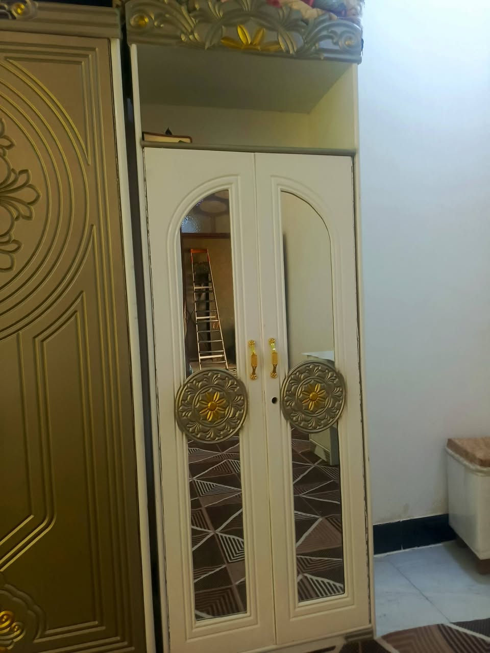سلام عليكم شباب عدي غرفه نوم للبيع ما مستخدمه شي قليل بعده جديده العنوان كوت السعر مليون و 100 وبيه مجال***********
