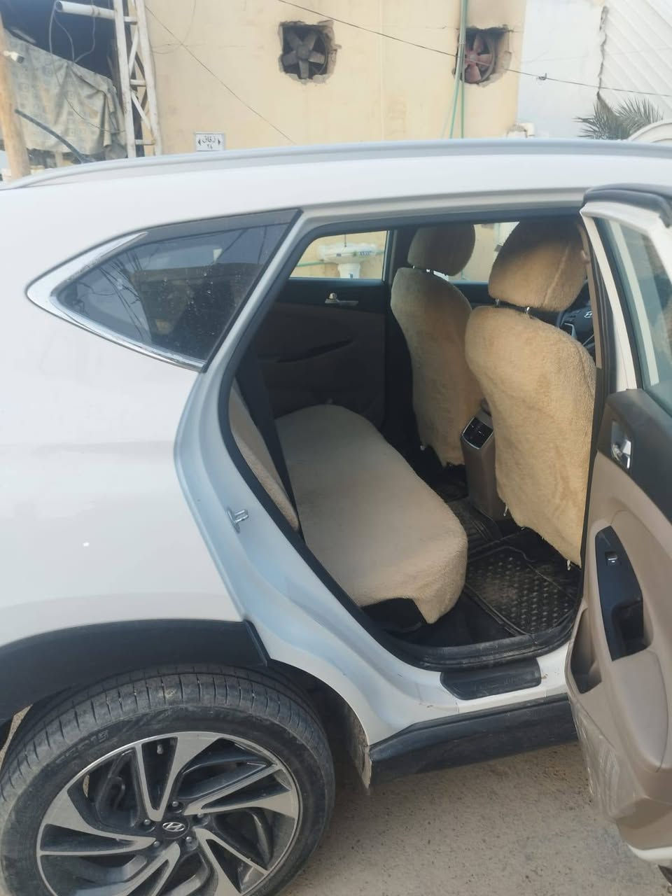 سلام عليكم سيارة توسان للبيع موديل 2020 مكينة 2000 دوش 
بدون قطرة صبغ سنوية بسمي لحد 2030 عنواني ديالى بعقوبة 
السعر 220 ورقة ***********
