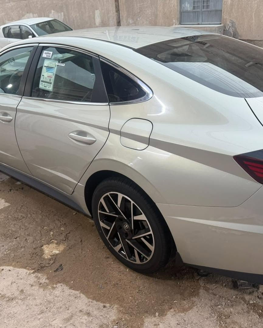 🚗 سوناتا خليجي 2022 للبيع

✅ موديل: 2022
✅ رقم السليمانية
✅ الممشى: 51 ألف كم
موقعها: بصره الزبير
المواصفات:

* محرك 2.5 MPI
* فئة نص فل
* حساسات خلفية
* فتح وتشغيل بصمة
* مرايا كهربائية مع شفط
* إشارات بالمرايا
* رنكات رياضية قياس 18
* تبريد خلفي
* تخم تايرات جديد
* السبير لم يُستخدم (مانازل)

حالة السيارة:

* بحالة الوكالة، كير ومكينة وتبريد وحدادية كلها على وضع الشركة.
* بيها فقط بارد خفيف.
* بيها طخه خفيفة وما زالت غير مصلحة، كل شيء واضح أمام المشتري.

📞 للجادين فقط، والمعاينة خير دليل.
للاستفسار : ***********

✅ لمعرفة السعر : اكتب تم بالتعليقات يتم الرد عليك خاص تلقائي

⚠️ تنويه:
السيارة إعلان ممول وغير تابعة للصفحة، ولا نتحمل مسؤولية الاتفاق أو تحديد السعر بين البائع والمشتري.

🌹 الله يبارك للبائع والمشتري، ويرزق الجميع من واسع فضله

 #سيارات #سيارات_للبيع #تسويق #السيارات #cars
