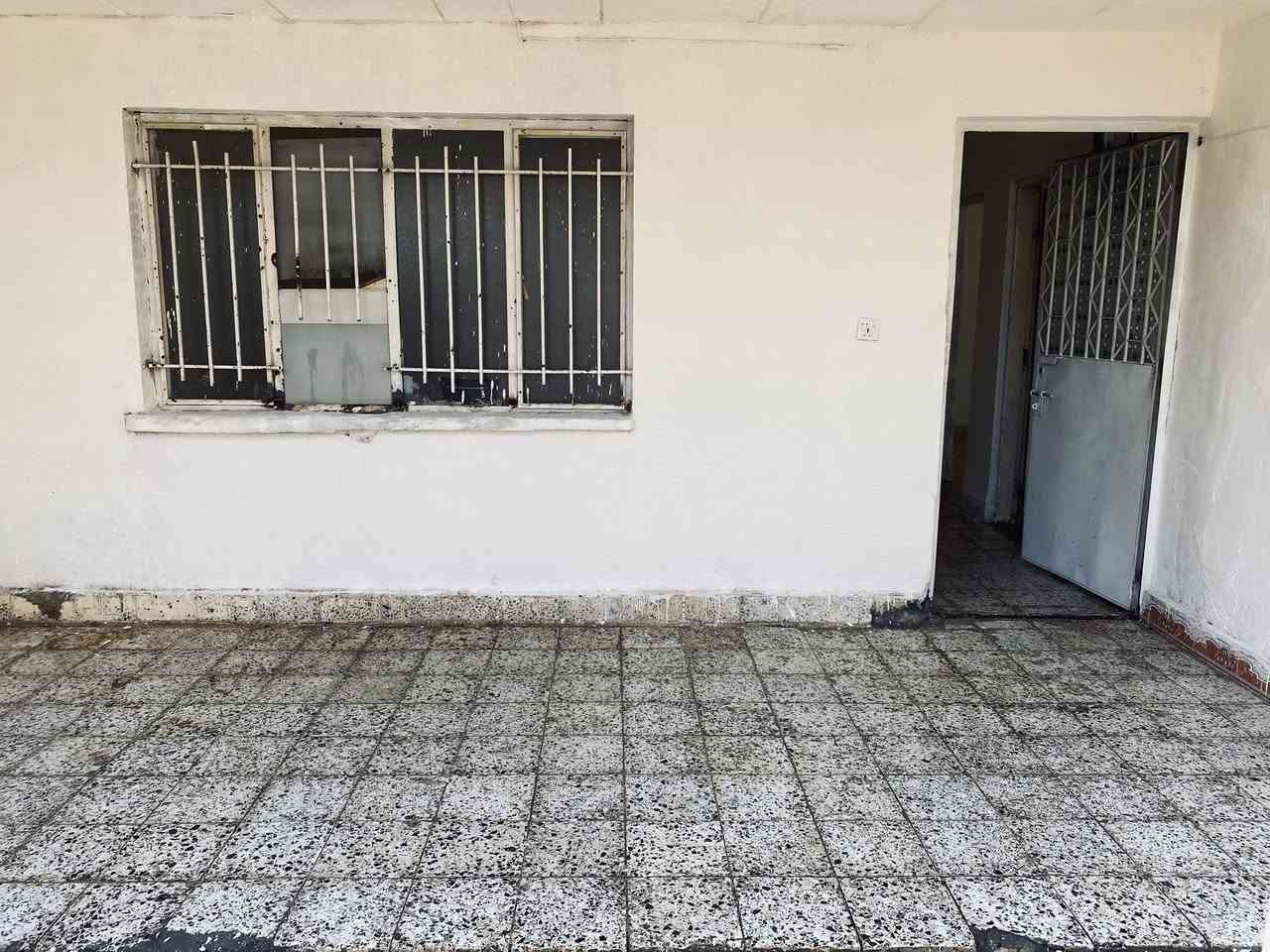 الدار للبيع المساحة ٣٠٠ متر طابوا ملك صرف
الموقع الانبار الرمادي السكك
يحتوي على صالة ، ثلاث غرف نوم ، مطبخ ، حمام ، بيتونة
كراج ، حديقة وترك جانبي. 
للاستفسار التواصل على الرقم ***********
