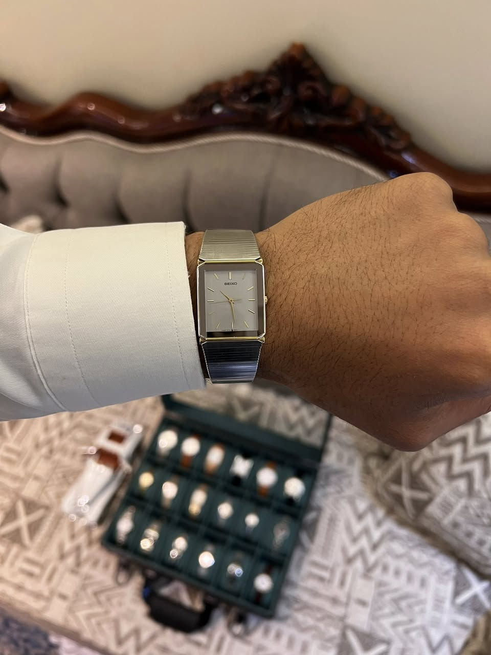 ساعة SEIKO رجالية أنيقة بتصميم كلاسيك فخم ✨
• الموديل: 5P31-5480.
🔹 القطر: 24*28
🔹 المحرك (Movement): ماكينة سيكو الأصلية المزودة ب 3 أحجار 
🔹 التصميم: مستطيل كلاسيكي راقي
🔹 لون الميناء: فضي نظيف مع مؤشرات ذهبية
🔹 الهيكل: مزيج أنيق من الفضة والذهب (Base Metal) مع غطاء خلفي من .(St. Steel Back) الفولاذ المقاوم للصدأ
🔹 السوار: ستيل مدمج بتصميم فنتج مميز ومريح
🔹 الحالة: نظيفة جداً وتعمل بكفاءة عالية 
• الرقم التسلسلي: 897945.
 📜حكاية الساعة:
هذه الساعة ليست مجرد أداة لمعرفة الوقت, بل هي قطعة تاريخية. تحمل نقشاً يابانياً في الخلف ""، وهي جائزة تقديرية لخدمة مدتها 10 سنوات في شركة يابانية، مما يجعلها قطعة نادرة (Collectable Item)
وقليلة التواجد بهذا الوضع.
🔸للمزيد من التفاصيل يرجى التواصل خاص🔻


**إذا كنت صاحب هذا الإعلان وتريد حذفه لأي سبب، رجاءا أرسل رسالة إلى الدعم الفني**