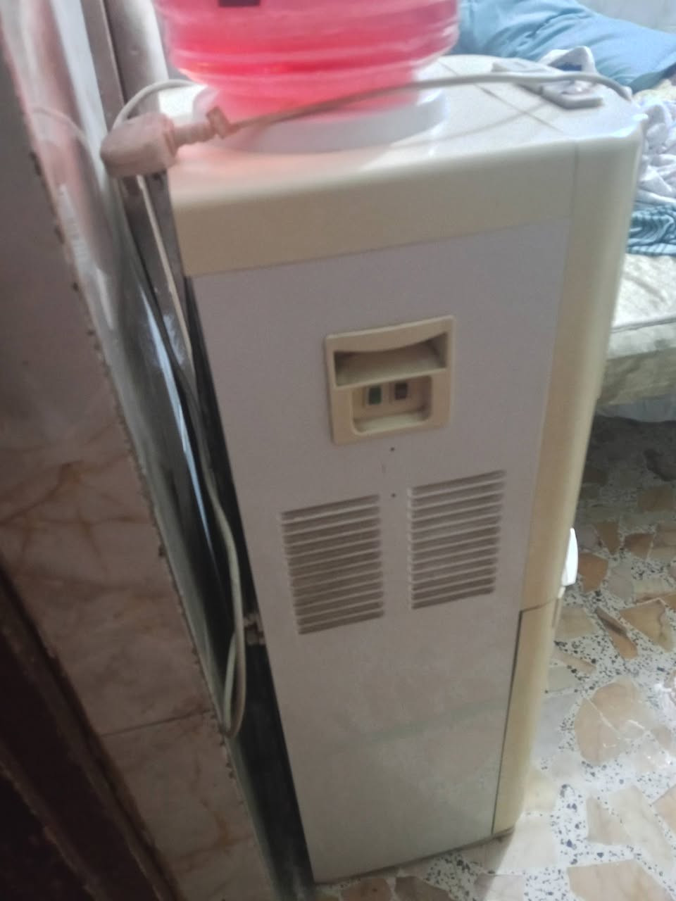 براد ماء كرافت يشتغل حار وبارد كلش نضيف وبيه ثلاجه سعره 65
براد صغير بس البارد مايشتغل قفله 25
للتواصل ***********
