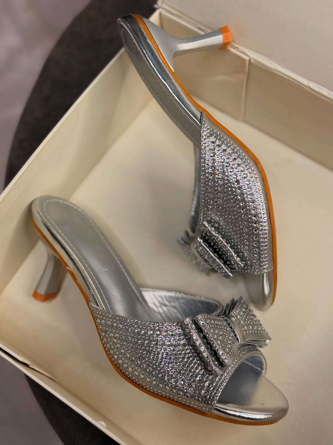 جديد NEW

كوالتي عالي جداً 

Size 36.37.38.39.40.40.41

شغل يدوي 
دبّان طبي 

كعب 5cm

اسود ابيضّ ذهبي  فضي 

للحجز والاستفسار دايركت 

كوني هنا viola 
الثقه. الراحه. الجمال


**إذا كنت صاحب هذا الإعلان وتريد حذفه لأي سبب، رجاءا أرسل رسالة إلى الدعم الفني**