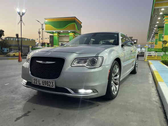 كلايسلر 2020! لون فضي كفاله عامه ماشيه 58 الف ميل 
هزه وسنويه جديد بسمي 
موصفات :
كشنات جلد
كشنات حار بارد
خزن مموري
ستيرن كهرباء 
ستيرن تدفئه 
تشغيل عن بعد
كامره دواره 
بونراما 
يدات ويلات كروم بلاد 
مكينه v6 3600 
سياره جديده لوك. مكاني بغداد *********** 
ملاحظة: بيه بارد بل جاملق لامامي ليمن كلش بصيط وما مبين
السعر285 وبيه مجال.
