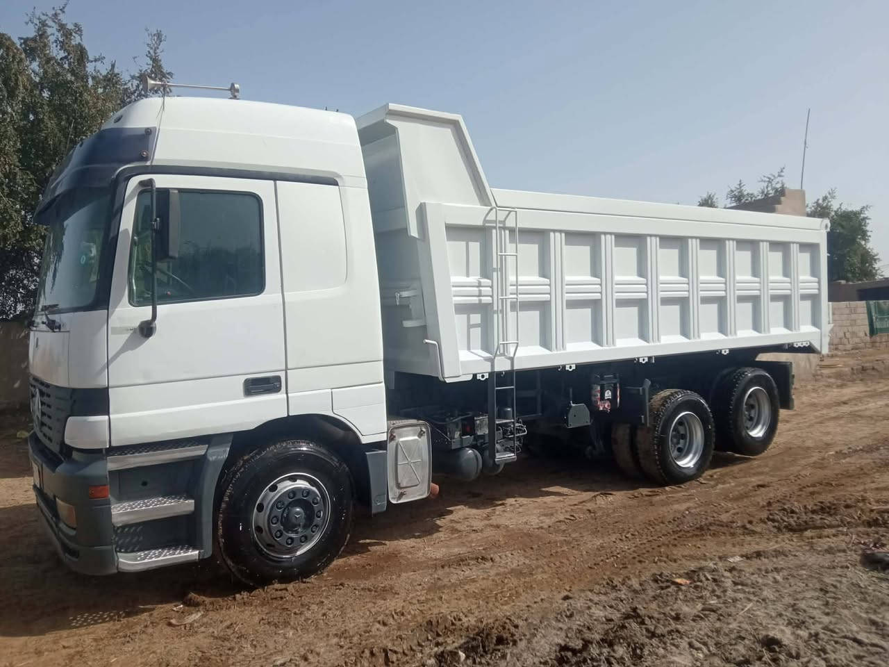 السلام عليكم اكتروس شمعه موديل 2002 رقم ديالى باسمي الشاصي 25 والمكينه 43 بدي جديد تفصال يم صباح  ما محمل بيه ولا درب السيارة مكفوله كفاله عامه حداديه جديده الرقم***********
