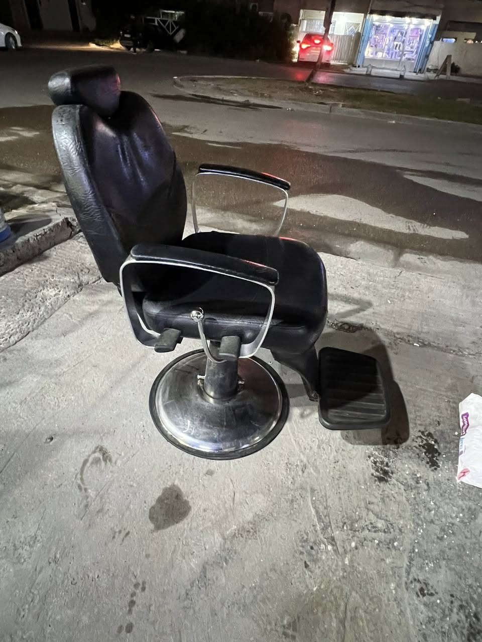 غراض تصفيه محل سعر الاميز لواحد تعليك معه الامرايه 40 الف سعرهن جميع الاميوزه معه المرإه 100 الف 
كراسي حلاقه لا يوجد فيهن برغي نقص نضيفات بدون تعامل سعر الكرسي 75 الف للاستفسار واتساب او الاتصال ۤ؏ رقم 
***********
