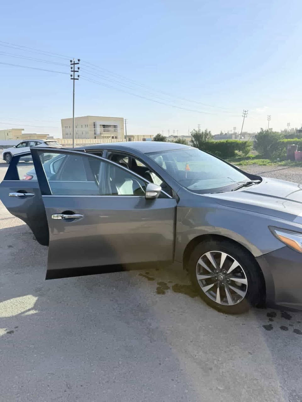 نيسان التيما 2017 اعلى فئة SL وكدامك السونار كفالة فقط بارد شي بسيط تحويل ثاني يوم 
السعر ١٢٧ وبيها مجال بسيط 
مكان ديالى 
الرقم ***********
