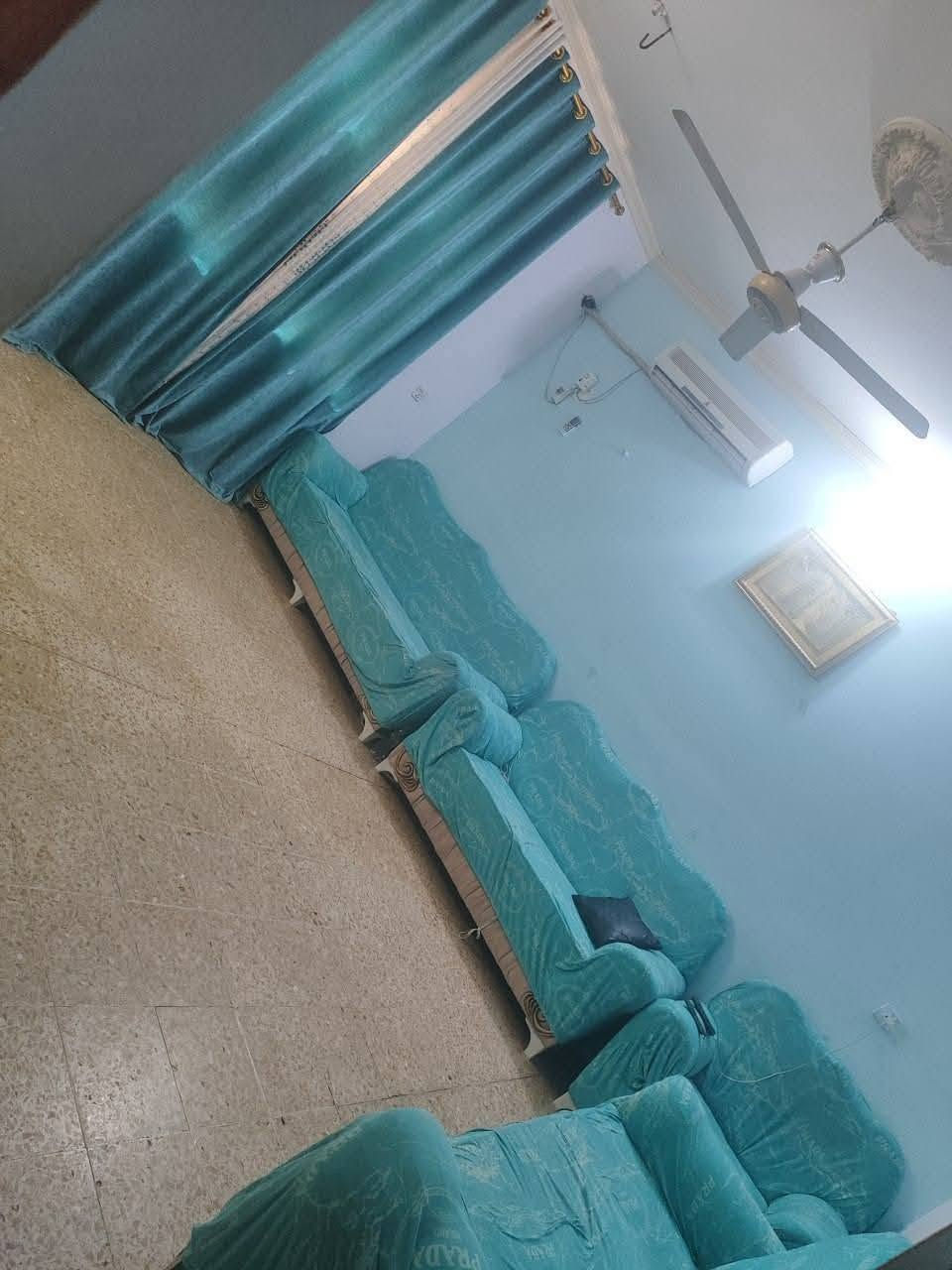 السلام عليكم 
بيت للبيع مساحته 120 النزال ١٠ والواجهيه ١٠ 
البيت طابقين متكون ٣غرف وصاله وكندور مطبخ وصحيات 
موقعه حله نادر الاولى 
باقي التفاصيل خاص للتواصل الاتصال على هذا الرقم 
***********
