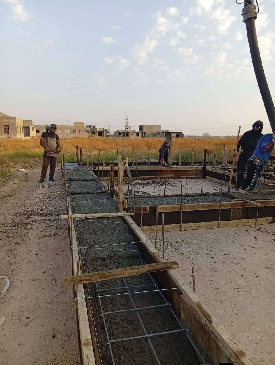 شركه يقين سعر المتر بناء
350 بناء بلوك نقد 
400بناء بلوك قسط 
450 بناء طابوق احمر نقد 
500بناء طابوق  احمر قسط 
400بناء طابوق اصفر نقد
450 بناء طابوق اصفر قسط 
مواصفات درجة أولى 
المقدمة نصف المبلغ 
والنصف الثاني يقسم على 36 شهر
يتم حساب  مساحة البناء حسب الخريطة
مواصفات البناء 
1.تسليح الأساس شيش 16ملم وصب سمنت مقاوم 
2.الكهرباء أسلاك سعودي او اردني والمجاري الشريف المصري او البركة 
3.الارضية بورسلين والجدران للصحيات سيراميك 
4. الابواب الداخلية تركي والاستقبال والمطبخ قاصة
5. ⁠الشبابيك بي في سي 
6. ⁠لبخ الخارج سمنت والداخل جص وبورك 
7. ⁠الواجهة لبخ وتطعيم وصبغ
8. ⁠تجهيز سخان وماطور ماء وخزان ماء‏‪((‏‪***********‬‏ يوجد وتساب
