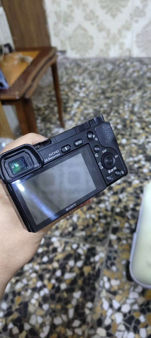 السلام عليكم كامرة سوني a6000 كامرة جدا نظيف 
الدقه :24.3   مكاني: بغداد 
الرقم:***********
