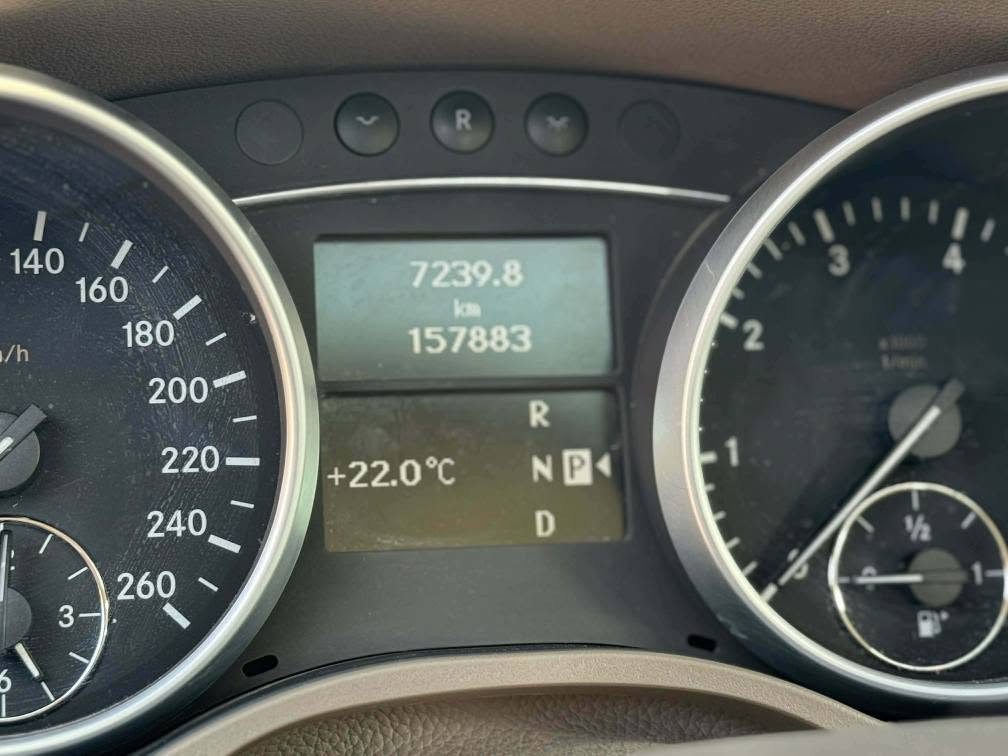 مارسیدس ML350 مۆدیلی 2011یە و تەنها 157 هەزار ڕۆشتووە و زۆر پاک و بێ عەیبە و ڕەقەم سلێمانییە و تەنها یەک دەرگای بۆیاخە سۆنەرەکەیم داناوە ، مەکینەی ۳.٥ە و دەبڵ ئەکسلە و کوشن کارەباییە نرخی 150گەڵاو معامەلە ،لە سلێمانیم
***********
*********** السليمانية, العراق
