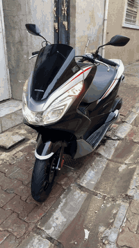 السلام عليكم للبيع
دراجة pcx جيل ثاني ام لد مال مزاد 
رمبة بحالة الوكالة خمسينية 

لون اسود مطعم رصاصي بلاد 
عداد مسافة 23 الف دخلت 14  
حجم المحرك 125cc 
تدفئة باليدات 
تايرات خلفي امامي بخط شركة 
ورقة المزاد وياها مالته 
عده سباين كاملة مكمله 
الدراجة جديدة بمعنى الكلام 
الصور تسولف 
رقم الشاصي JF56 - 1351358 
ياباني اصلي 
كفالة كشر + كهربائيات + كشر 

اي ستفسار متواجد خاص او واتساب 
رقمي *********** 

المكان بغداد النهظة شارع شيخ عمر 
قرب باجة الحاتي
