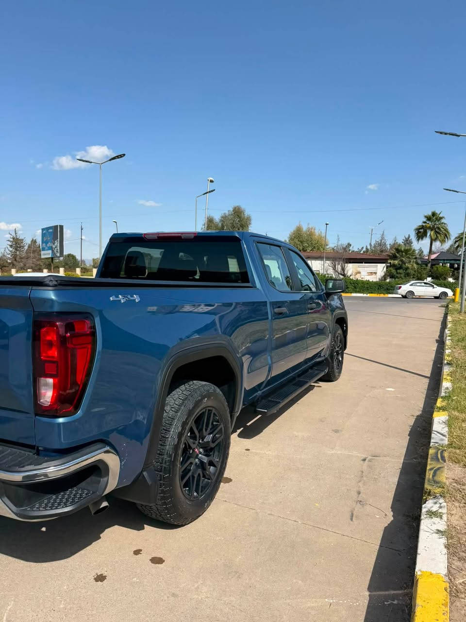 🔥 للبيع GMC Sierra 2024  🔥
✅ موديل: 2024
✅ المحرك: 2.7 تيربو
✅ الدفع: رباعي (4×4)
✅ اللون: نيلي
✅ الممشى: 28,000 ميل
✅ وارد أمريكي
✅ تشغيل عن بُعد
✅ تشغيل بصمة
✅رادار امامي 
✅تحديد سرعة 
✅ نظام المساعدة على نزول المنحدرات
✅بريك بصمة 
🔹 الضرر: بونيت صبغ، راس الجاملغ تعديل فقط.بدون صبغ 
إرباك برده فقط 

📍الموقع: أربيل
💵 السعر: 27,900 دولار

السيارة بحالة ممتازة، جاهزة للفحص بأي مكان وللجادين فقط.

📞 للاستفسار أو المعاينة، التواصل على الخاص


**إذا كنت صاحب هذا الإعلان وتريد حذفه لأي سبب، رجاءا أرسل رسالة إلى الدعم الفني**