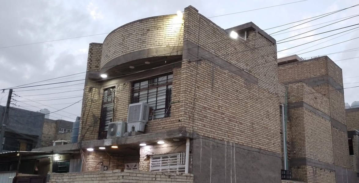 سلام عليكم
موقع البيت رئاسه العبيدي شارع 20 شارع ابو علي الدراجي اول فرع عل يسار او فرع خدمات حمودي لنهايته بصف الركن
البيت سعره نهايته  قفل من الاخير 90 مليون صافي فلوس التحويل عل مشتري
 البيت طابو صرف 
 مساحته 62 متر ونص طابقين
غير الطارمه تشجير يعني يصير وي التشجير 70 متر 
واجهة البيت 6متر ونص نزال 10
الطابق الاول الارضي ديوانيه او (الاستقبال)
وصاله هيه صاله وهيه مطبخ وحمام وتواليت و غرفه نوم جبيره وترك 
فوك غرفتين كبار على كد البيت 
البيت بناء جديد سنه 2022
خدمات كامله من تبليط ومجاري وكهرباء وقريب من شارع 20 تجاري وكلشي متوفر بي  وشارع البيت كلش عريض 
علي الصافي 
***********
***********
