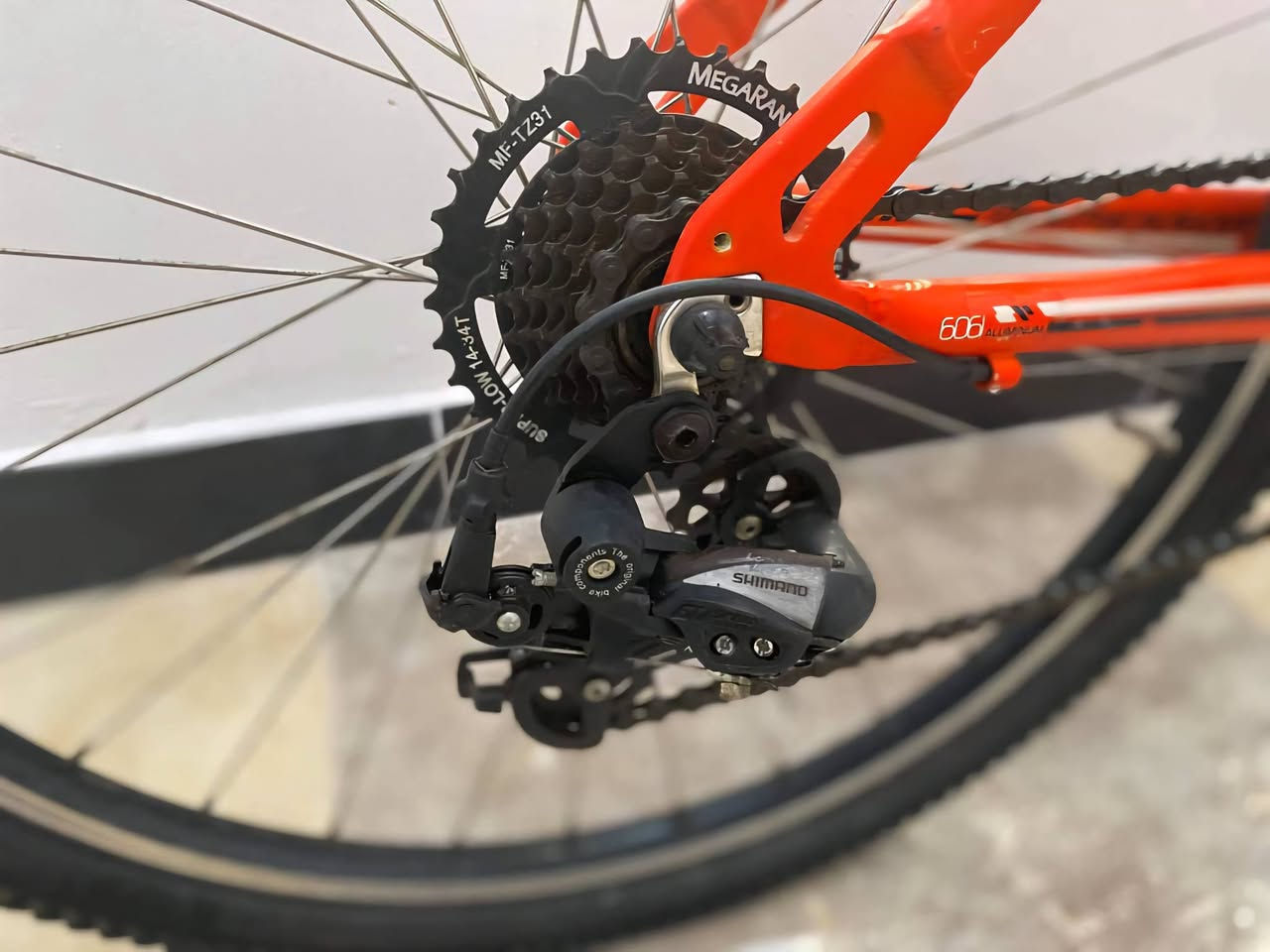 *بايسكل ماركة GT
موديل Aggressor 3.0
حجم 26 فريم S
البايك جبلي/ ألمنيوم بالكامل و غراضه كلها بلاديةو مختومة ( سرج , بايدرات كلهGT )
الدبلات SR Sun Tour M3010 ألمنيوم (بلاد طبعاً) 
المكينه 7 Shimano / 42t 

** الاضافات
١- زوج تايرات ماركة Continental(زوج تايرات الكونتننتال وحدهن سعرهن 80 الف)
٢- چملغات اماميه و خلفيهRBRL
٣- سرج طبي Easy Do
٤- لايت امامي ليد شحن Easy Do 
٥- لايت خلفي ليد شحن Meroca
٦- سلسلة قفل قاصة بريدد + جرس 

**وياه زوج تايرات اجت وياه عدا الكونتننتال 

السعر : 250 الف
المكان: بغداد/حي الجامعة


**إذا كنت صاحب هذا الإعلان وتريد حذفه لأي سبب، رجاءا أرسل رسالة إلى الدعم الفني**