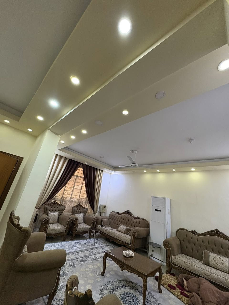 ⁨ ⁨#للبيع بيت بموقع مميز في المحموديه حي السلام قرب معرض الكرار
منطقه هدوء شارع عريض رصيف ٤ متر 

🏡 تفاصيل العقار:

 المساحة:300م

 الواجهة: 12م

الطابق الأول: استقبال ضيوف ، صالة مطبخ، غرفتين نوم، وحمام.ومناور عدد ٣ 

الطابق الثاني:ثلاث غرف نوم صاله بالاضافة إلى حمام وسطح داخلي 

الطابق الثالث: بيتونه 

🤍***********
