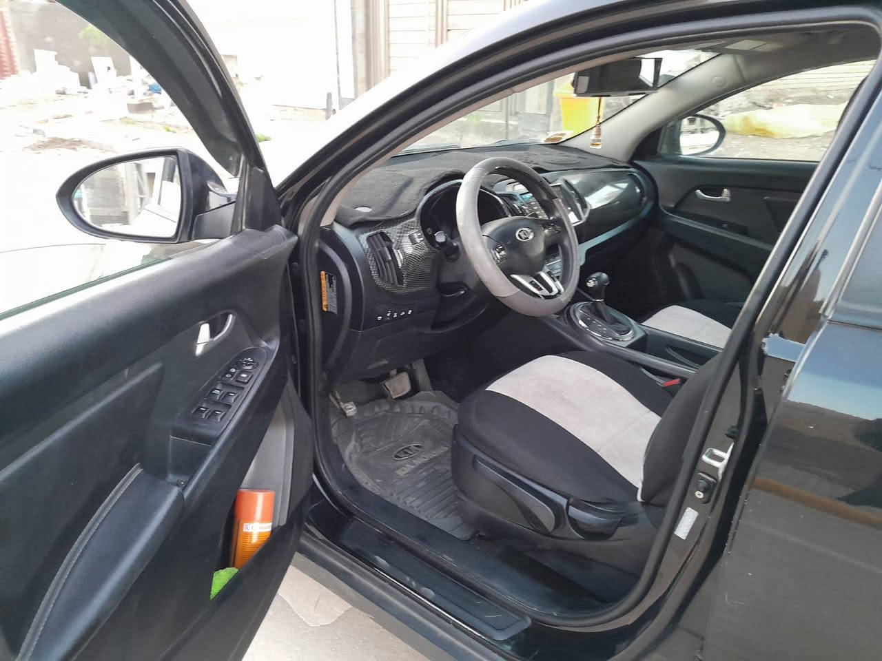 سيارة سبورتج موديل 2012 سيارة جاهزة من كل شيء ونظيفة محركها 2400 دوش ما مفتوح مكفول وتخم تاير وتبريد وكهربائيات وحدادية وشاشة وحساسات وكاميرا رقمها دولي بغداد بإسمي والتحويل ثاني يوم ومكانها واسط الكوت و السونار موجود و واضح سعرها 140 وبيها مجال بسيط للشراي للاستفسار الاتصال ***********
