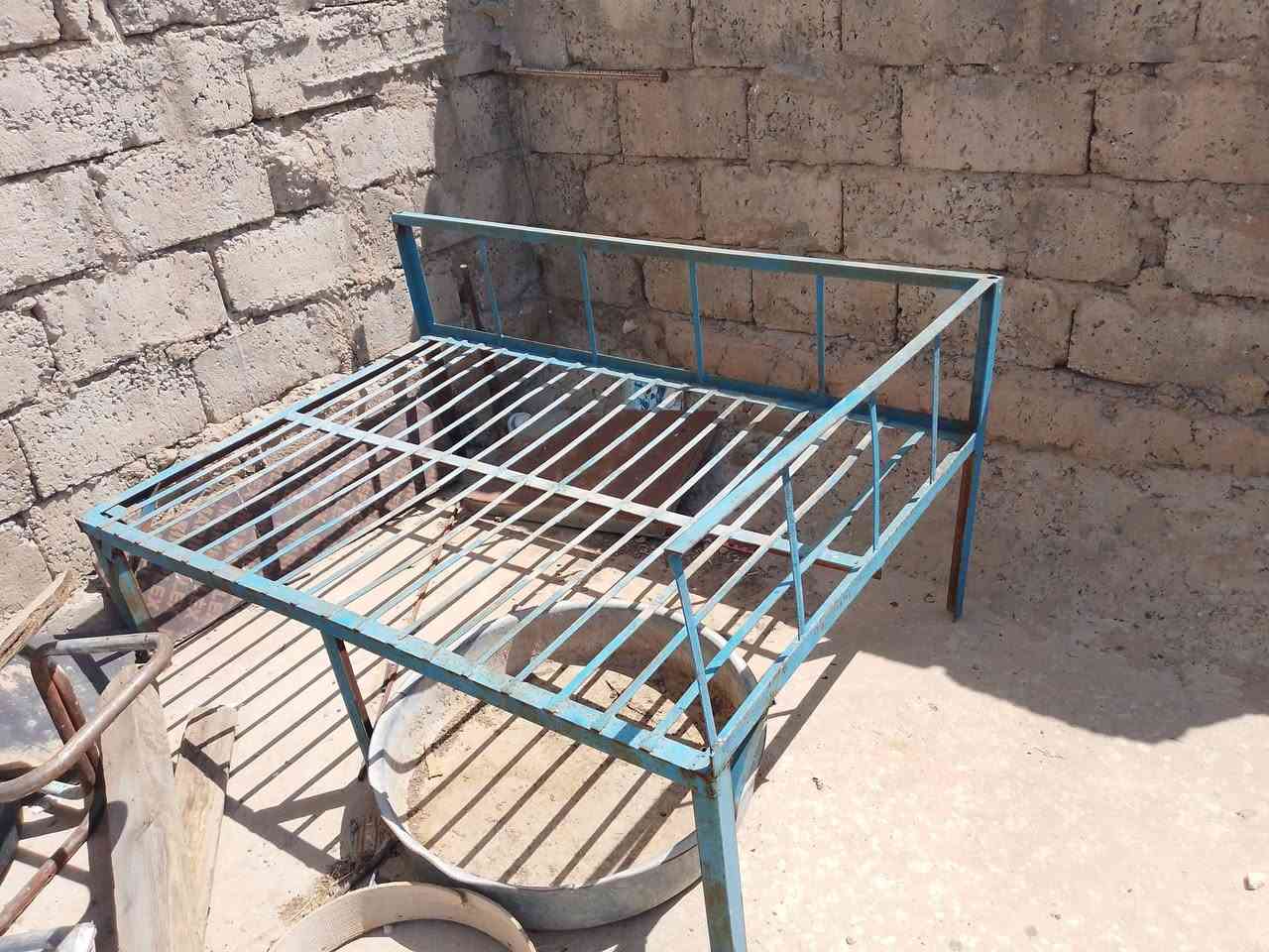 للبيع 3 سرير بسعر مناسب 
***********
