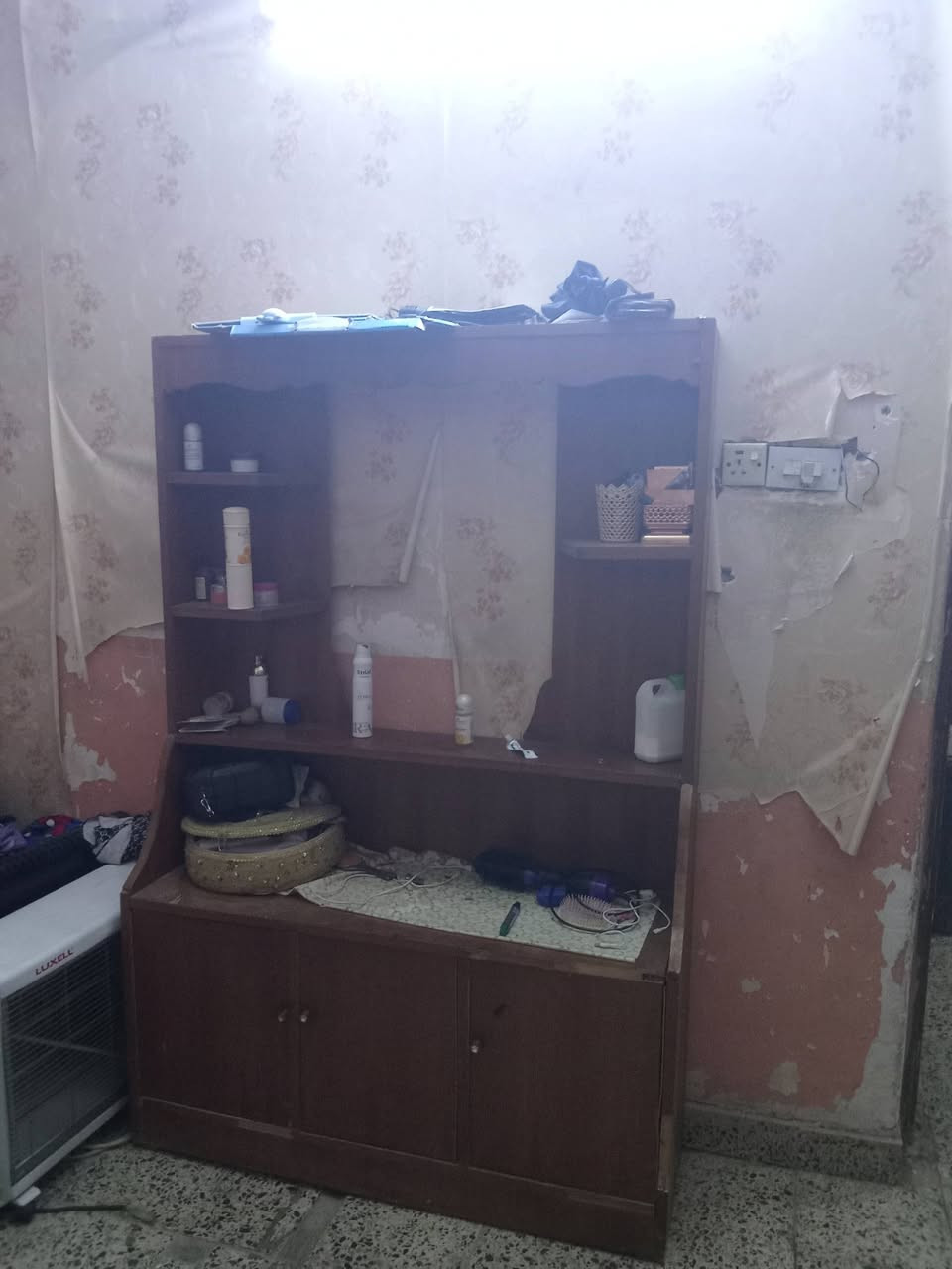 السلام عليكم متاح غرفه مناسبه جداً خمس أبواب السعر 100قفل ابيع خشب متواجد خاص أو *********** أدمن وافق غلاي
