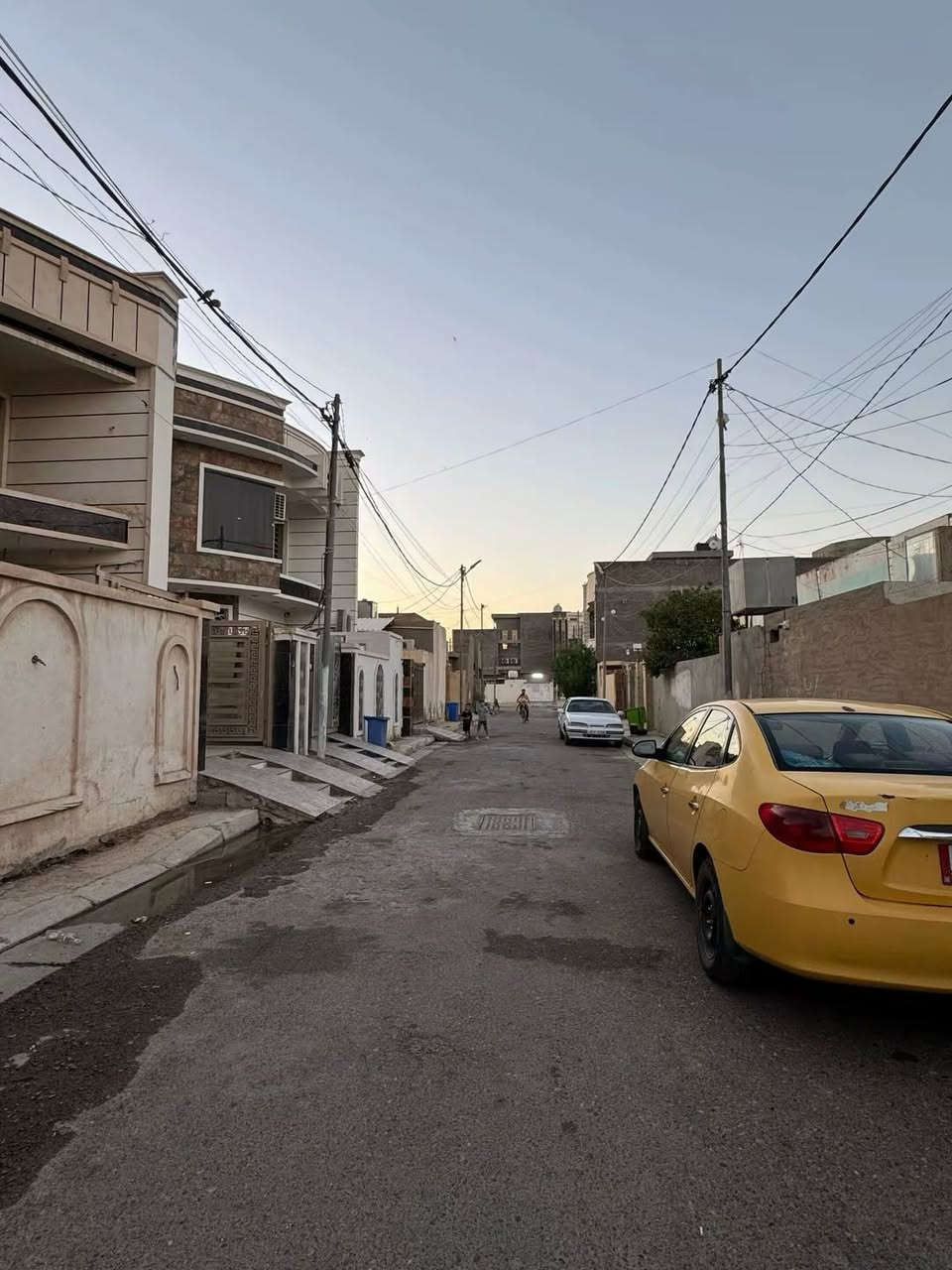 🏠 بيت للبيع في الفلوجة – حي نزال

📍 بالقرب من جامع عبد العزيز السامرائي

🔹 يُعتبر قطعة أرض مميزة للاستثمار أو إعادة البناء

📐 المساحة: 200 م²
📏 الواجهة: 10 م
📏 النزال: 20 م
🛣️ عرض الشارع: 8 م

🏠 مكونات البيت:

* استقبال
* مطبخ
* صالة
* غرفتا نوم

📄 نوع الملك: طابو صرف باسم شخص واحد

💰 السعر: 775 ألف دينار للمتر الواحد
✅ قابل للتفاوض

📞 للاستفسار  الاتصال على الارقام التاليه 
***********
***********
***********
