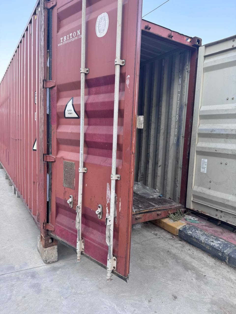 حاويه للبيع حجم كبير
طول ١٢متر ارتفاع ٣ متر عرض ٢ متر 
للاستفسار الاتصال ع الارقام التاليه
***********
***********
