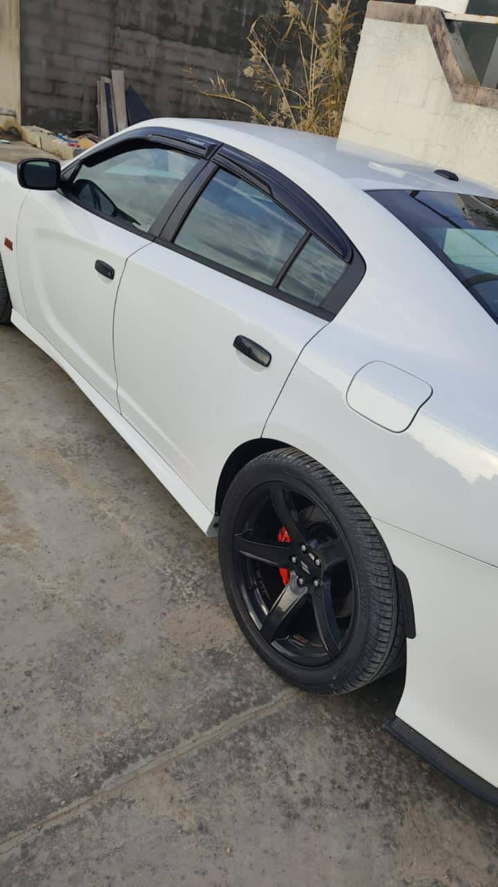 السلام عليكم اخوان اني مكلف بالنشر 
جارجر 2016 ابيض محرك هيمي 8اسلندر اسكات باك 6400 رقم اربيل قطعتين صبغ فقط والسياره كلين جديده بعدها سعر السياره 185وبيها مجال
رقم الهاتف ***********
