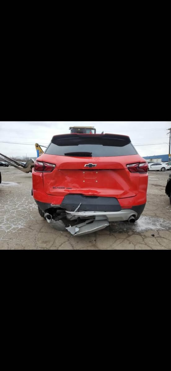 السلام عليكم �
بلايزر ٢٠٠٠ تيربو  موديل ٢٢ 
السعر ١٨٥ ورقه وبيهة مجال 
مواصفات  LT2 فئه black adtion
السياره بدون ايرباك ماشيه ٥٨  الف كيلو
رقم اربيل سنويه باسمي تحويل او وكاله حاضر
مواصفات 
بصمه تشغيل 
بصمه ابواب بالكامل 
تشغيل عن بعد 
٤ انضمه قياده 
دفع رباعي AWD
حساسات امامي وخلفي
اناره تنبيه ع المري الجانبيه
تدفئه بالكشنات 
كرسي كهرباء
اطفاء ذاتي 
شاشه كبيره 
كامره خلفيه دواره 
مانع انزلاق 
تحديد سرعه 
تحكم كامل ستيرن 
ابل كار بلي 
تحديد مسار 
صندوك كهرباء 
اشاره جانبيه 
شباك RS
وبعد بيهة مواصفات 
الصدر بحاله جيده التايرات بحاله جيده 
تبريد ثلج سبير والجك كله موجود 
حادث بسيط بدون ايرباك  جاملغ جهة السايق والصندوك موجوده صور الحادث
السياره بيهة بستم واكف ابيعهة ع وضعها
مكان السياره بغداد الدوره 
*********** بغداد, العراق
