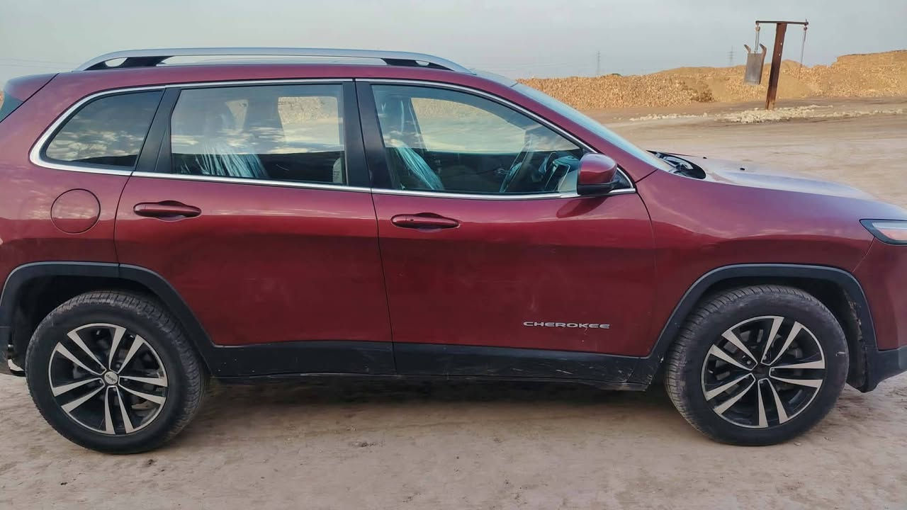 سلام عليكم 
جيب شيروكي بزون مديل 2016 فول مواصفات مكينه 6 حادث تلث قطع 
مكان ميسان العماره ***********
