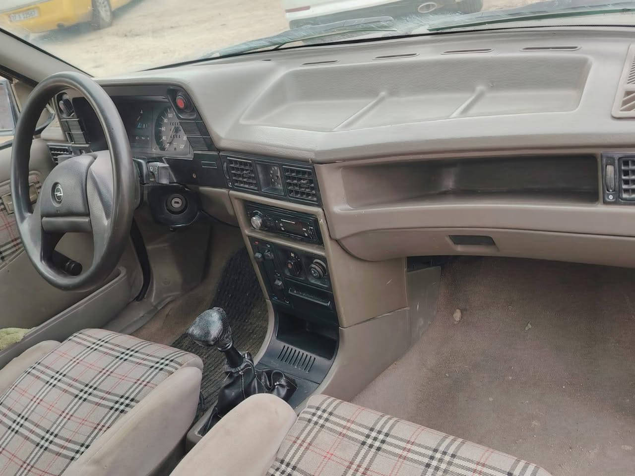 سلام عليكم سيارة اوبل كاديت موديل 90 رقم قادسيه سنوية 2030  سياره مكفولة كفالة عامة تخم السعر 32   تايرات جدد محرك كير حداديه جديده تحويل مباشر كهربائيات جديدة فتحة سلايت مكان السيارة سماوة قضاء الهلال ***********
