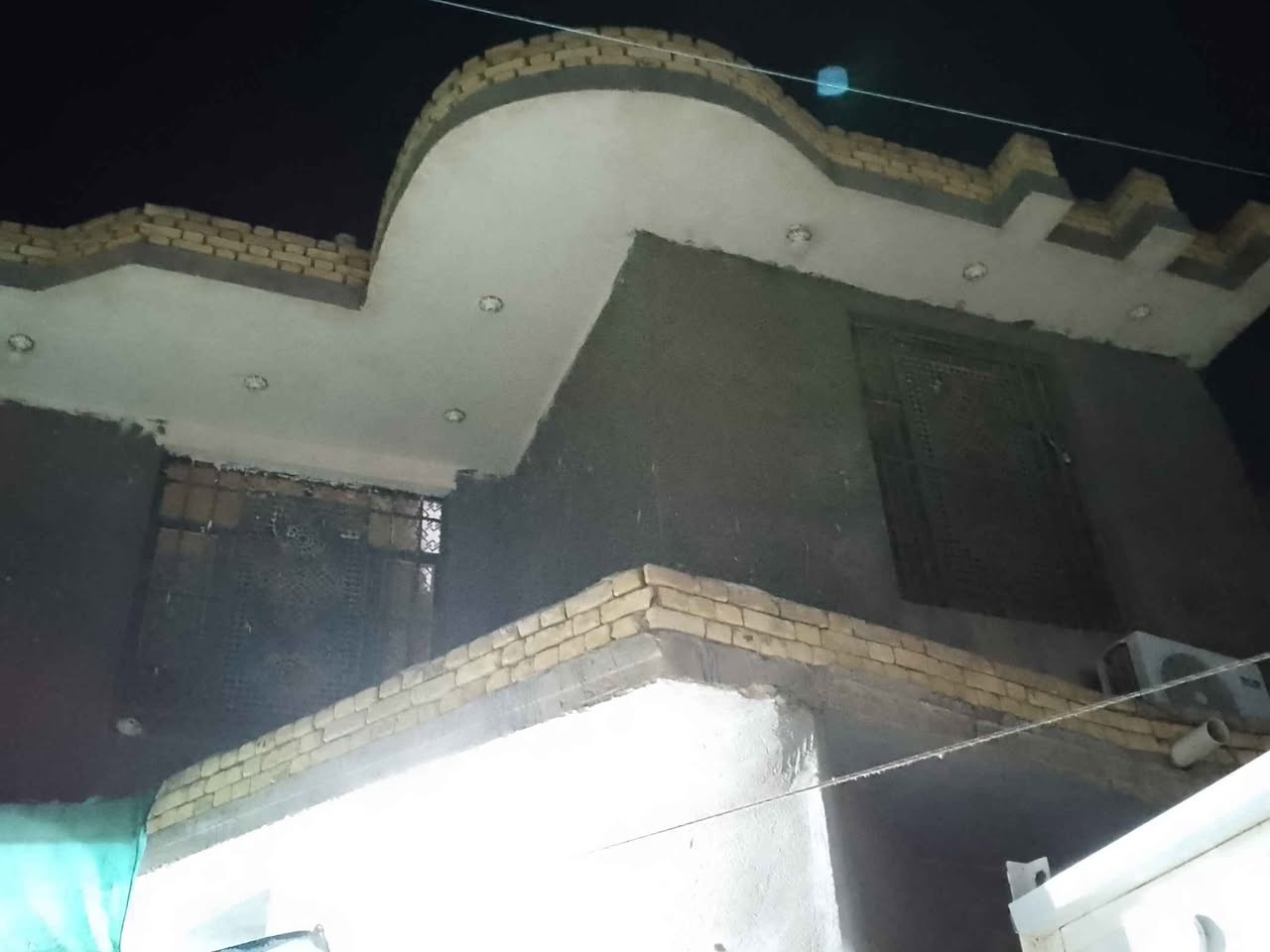 بيت للبيع  المساحه ٢٠٠م طابو اسهم طابقين 3 غرف نوم وصاله واستقبال ومطبخ وصحيات خارجيه وداخليه في منطقه السفينه شارع الناصريه السعر 250 مليون وبي مجال للتواصل *********** وبي واتس اب Singapore
