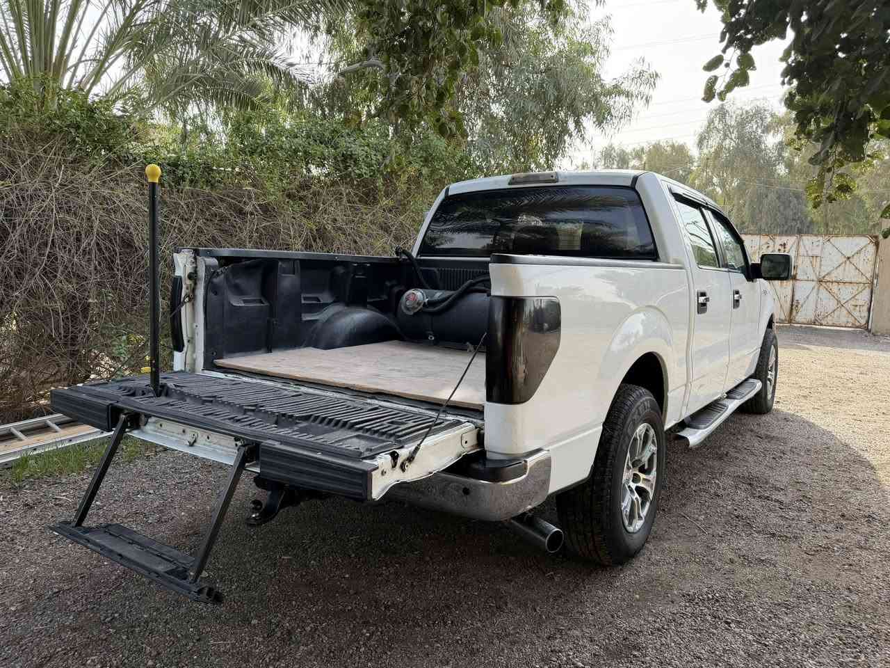 السلام عليكم اخوان
للبيع سياره فورد اف 150 
موديل 2011. 
  خليجي مكفول كفاله عامة عدا باب السائق مصبوغ فقط بدون دواخل بدون ايرباك بدون حتى اشارة سيرفز
 بلدشبول
باب طويل بدي قصير 
8 سلندر حجم 5000
توو ويل السياره 
بيها ويل حجم 18 مال جمسي حديث وتخم تاير جديد
كشن منفصل شاشه وكامرا خلفيه درج في باب البدي لسهوله الاستخدام منظومة غاز 80 لتر يعني. انسى الصرف
السيارة جاهزة كير ومكينه وتدفئةً وتبريد كلها تمام
السنويه اربيل باسمي تحويل مباشر
مكاني بغداد 
السعر 150$
للاتصال ***********
