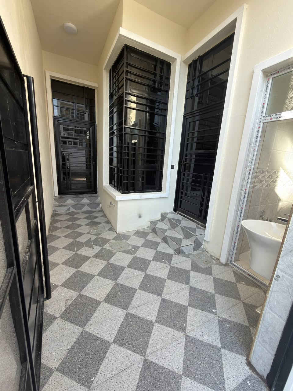 بيت للبيع طابقين
الجغيفي الثانية 
كياعين الحلابسة 
مجاور صالون سراب
المساحة 100 متر
الوجه 5
النزال 20
يتكون البيت من 
📍 2غرفة نوم سويت
📍 صالة عدد 2
 📍 واستقبال
📍مطبخ
📍 حمامات عدد 2
📍 مناور عدد 2
موقع مميز جدا
السعر علق بنقطه ليصلك
الرقم ☎️
***********
مكتب التاج للعقار 
عنوان المكتب
الجغيفي الثانية مجاور خدمات عمر النعيمي
