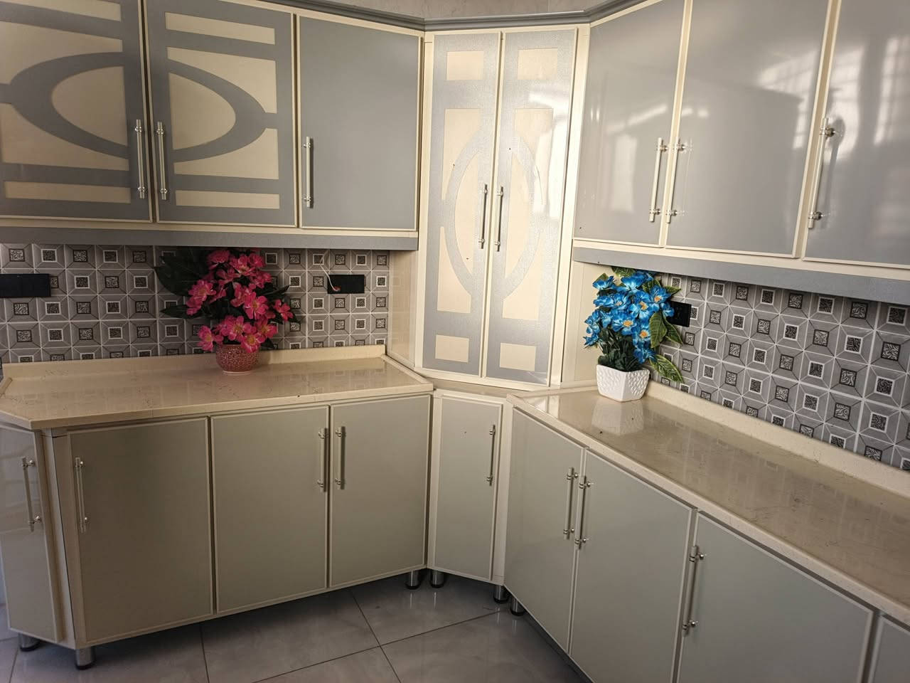 السلام عليكم البيت في حي الخضراء للبيع ركن المساحه 160 طابق واحد بناء 2025 اي استفسار على هذا الرقم***********
