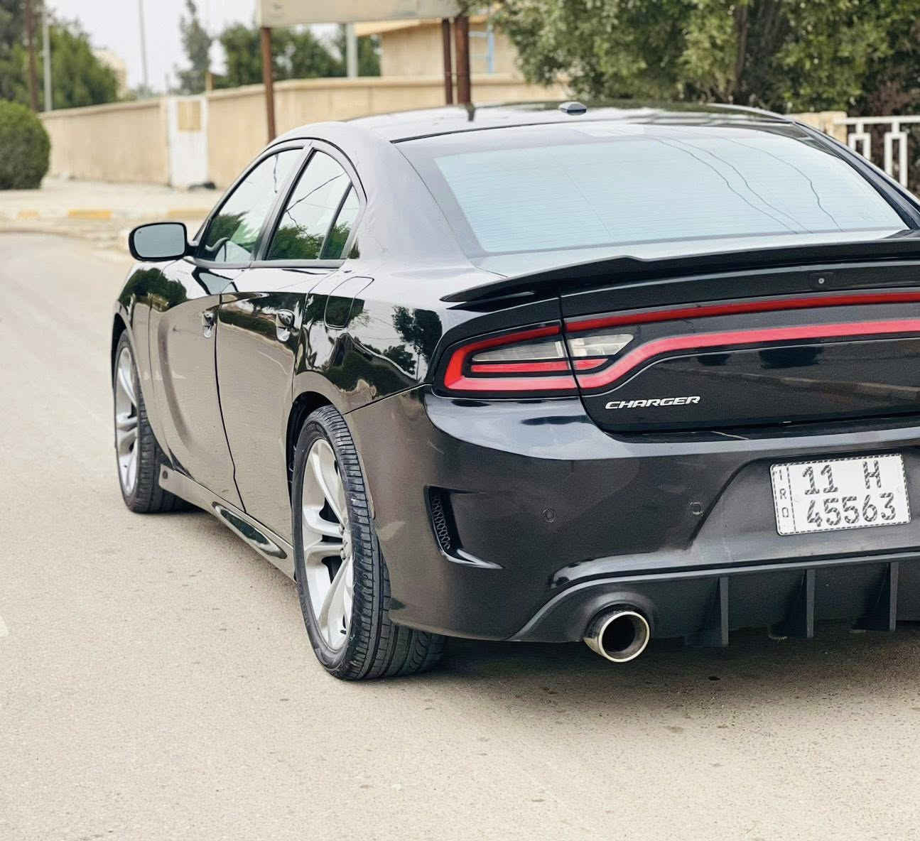 يالله
جارجر 2018 اصل اسود شذري 
مكينه 3600 
بدون ايرباك 
ماشيه 129 m
بيه قطعتين صبغ وقطعه تبديل سونار والحادث مرفقات 
رقم بغداد بسمي 
سياره جديده ومناسبه 
استخدام شخصي 
فول عدا الفتحه 
السعر 173 
مكانه بابل 
***********
