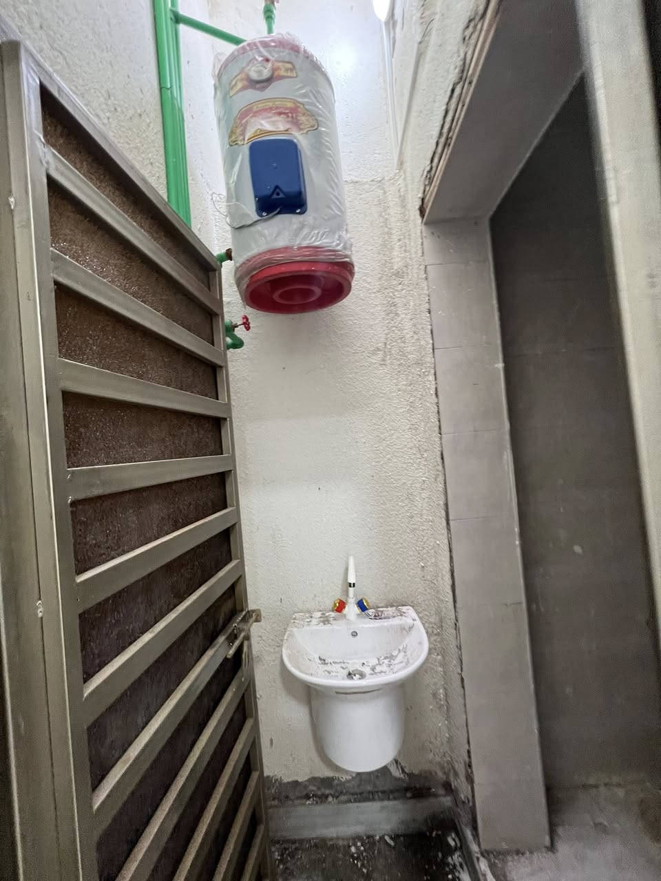 سلام عليكم بيت للايجار مساحه 120 جديد  بعده بلباكيت
غرفتين  + صاله +صحيات داخل وخارج+ ودوانيه+ مطبخ
سعر الايجار 350
عنوان البصره الجزيره باب الهوه
للاستفسار ***********
